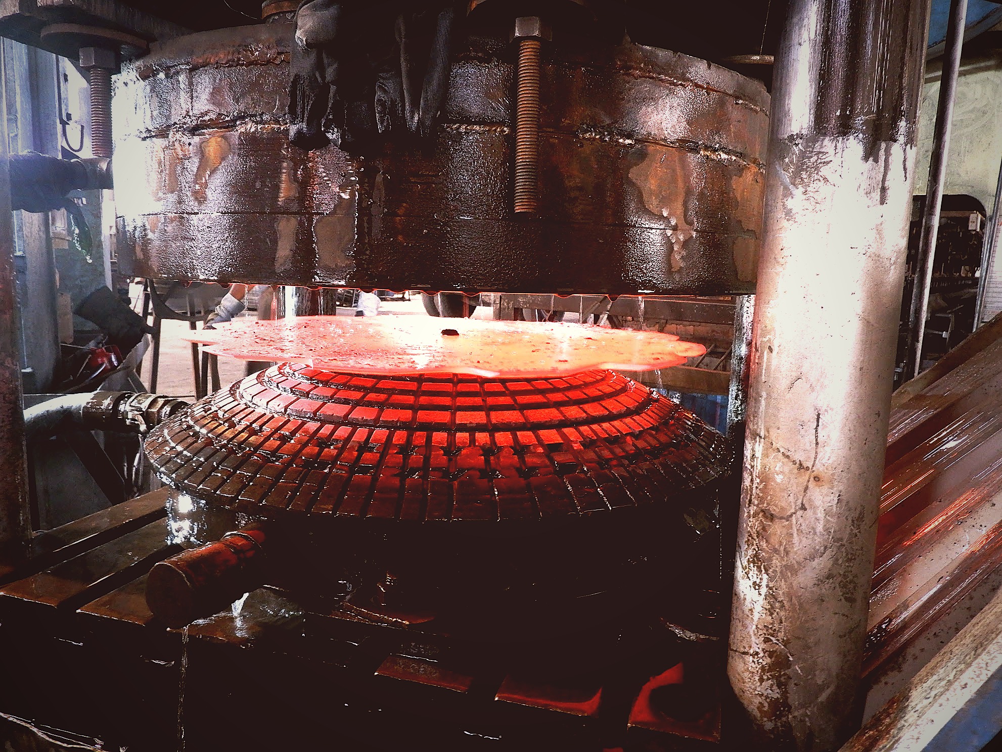 Glowing disc inside press die
