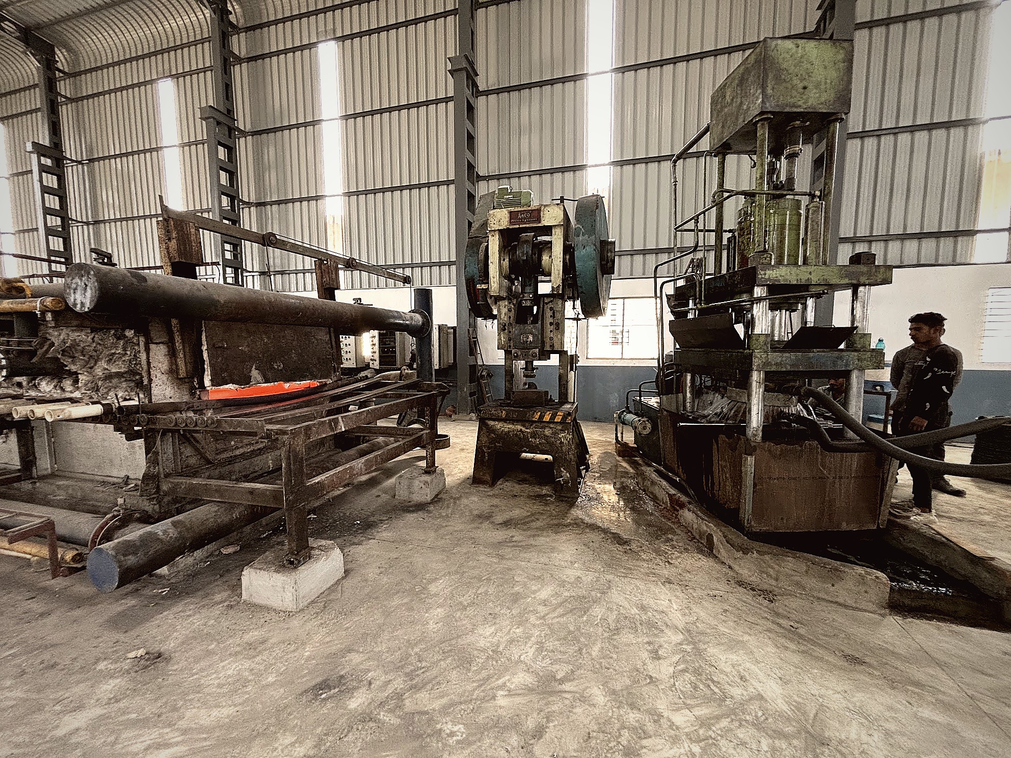 Hydraulic presses and quench tank in production line