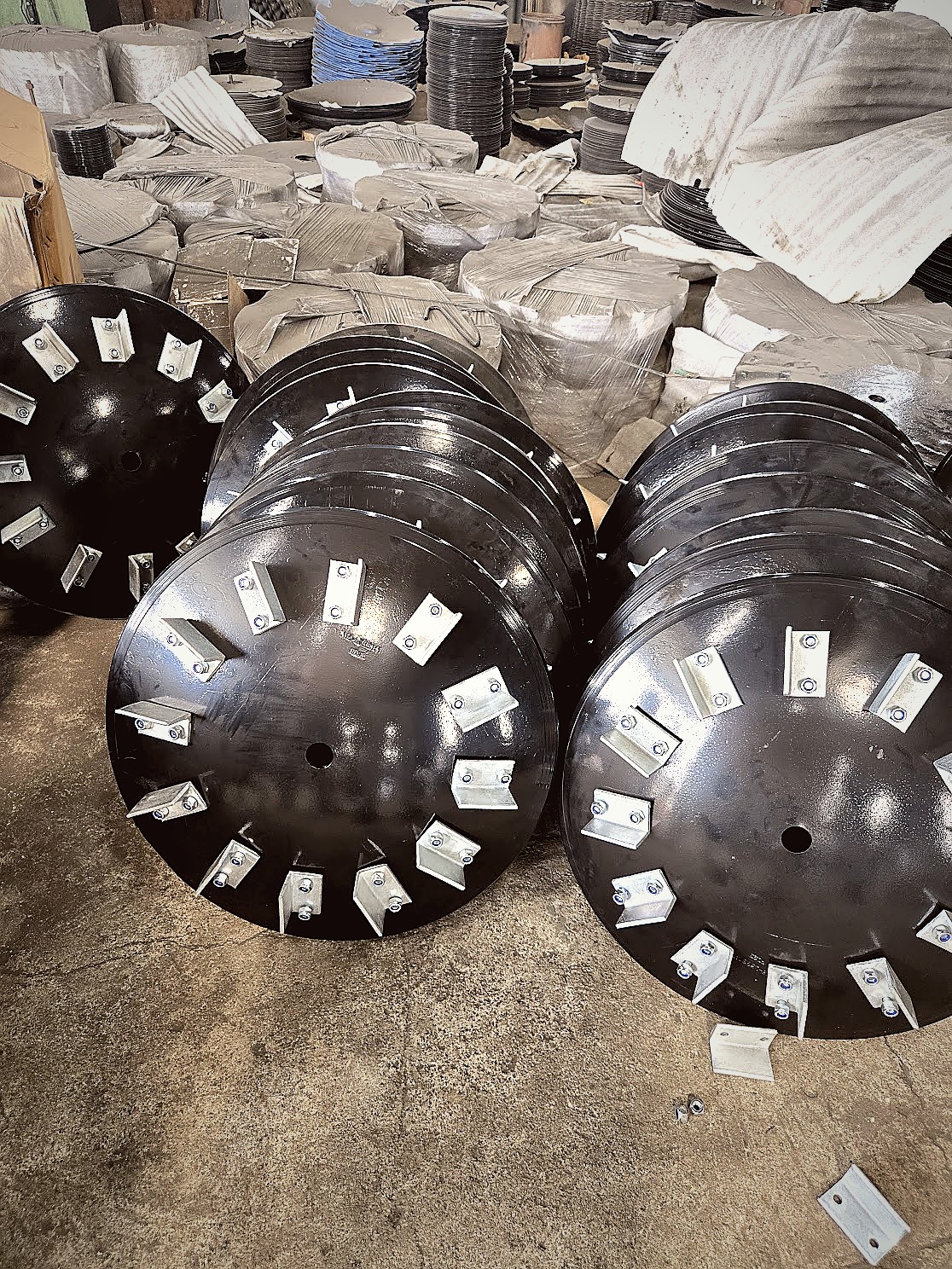 Superseeder discs with scraper blades assembled