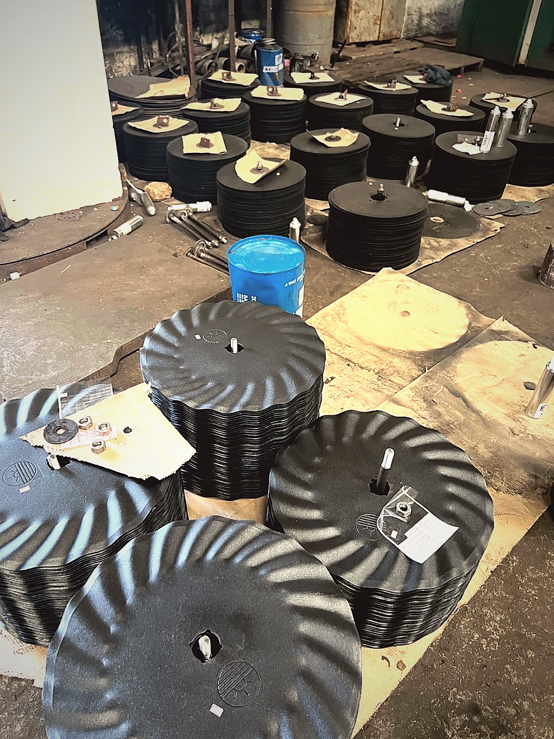 Wavy coulter blades stacked for dispatch